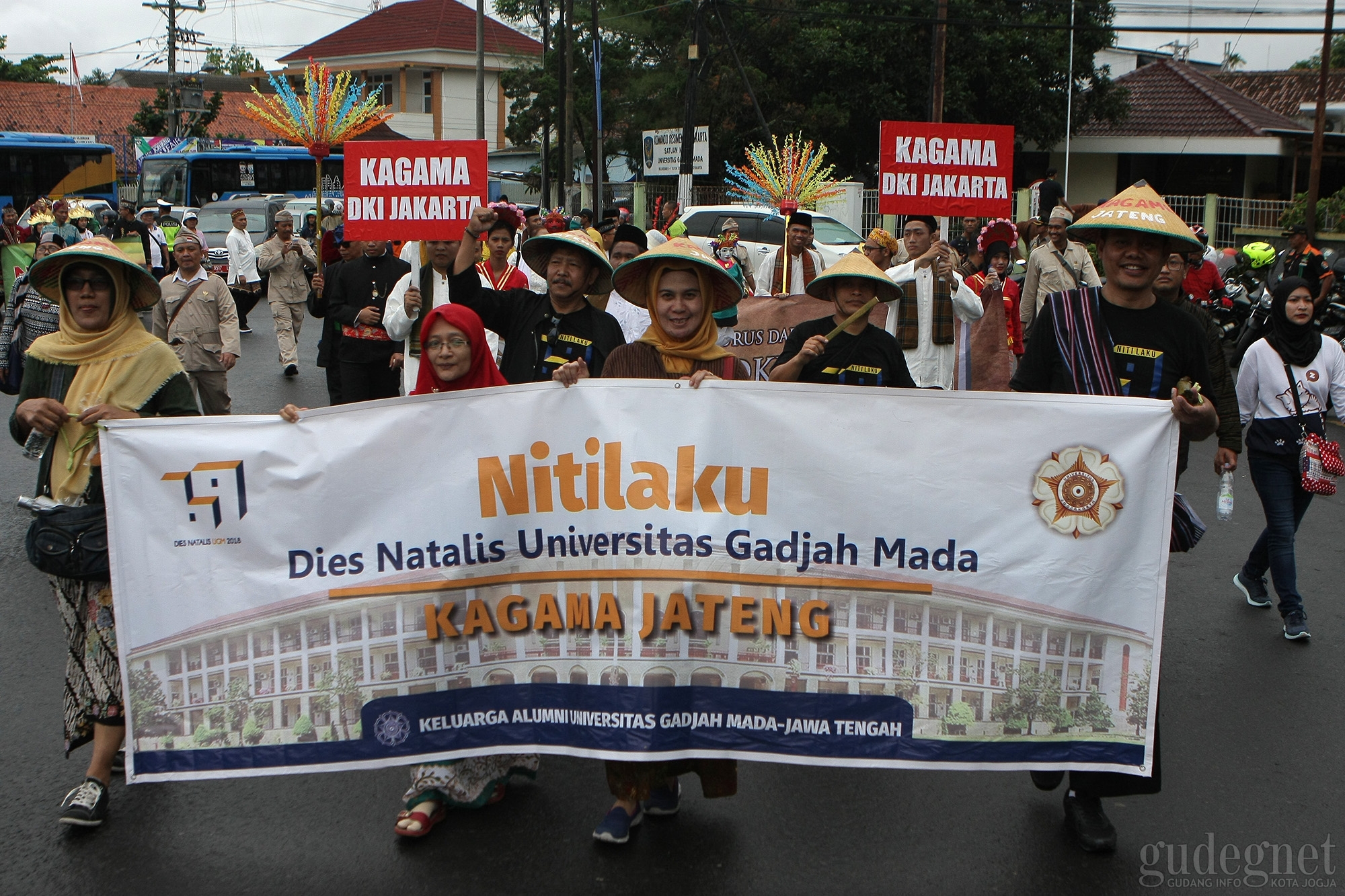 Ribuan Alumni dan Civitas UGM Ikuti Nitilaku 2018 Ribuan Alumni dan Civitas UGM Ikuti Nitilaku 2018