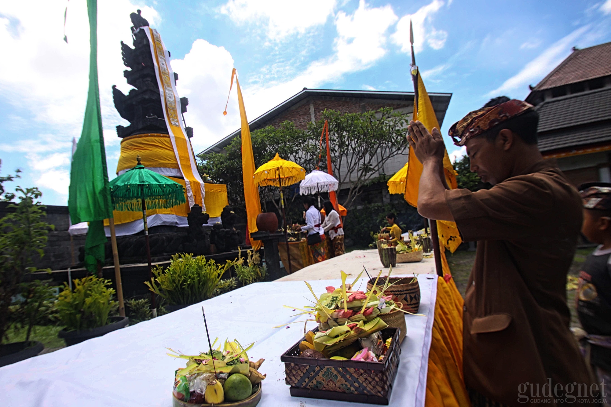 Umat Hindu Yogyakarta Rayakan Galungan Umat Hindu Yogyakarta Rayakan Galungan
