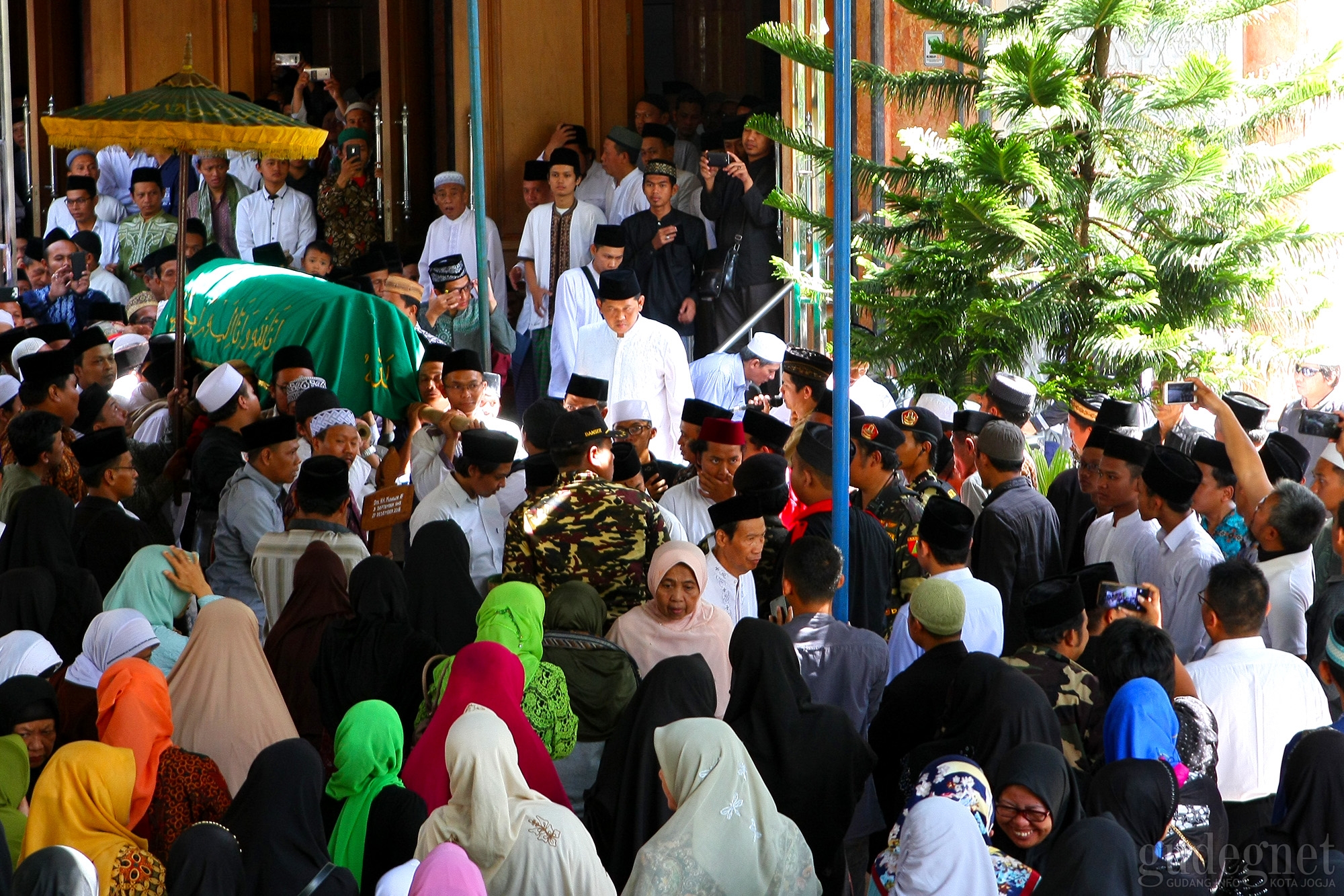 Ribuan Umat Mengiringi Pemakaman Alm.KH Munawir Abdul Fatah Ribuan Umat Mengiringi Pemakaman Alm.KH Munawir Abdul Fatah
