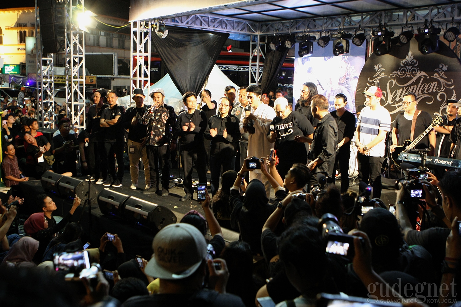 Tribute to Seventeen Dibanjiri Ribuan Fans dan Musisi Yogyakarta Tribute to Seventeen Dibanjiri Ribuan Fans dan Musisi Yogyakarta