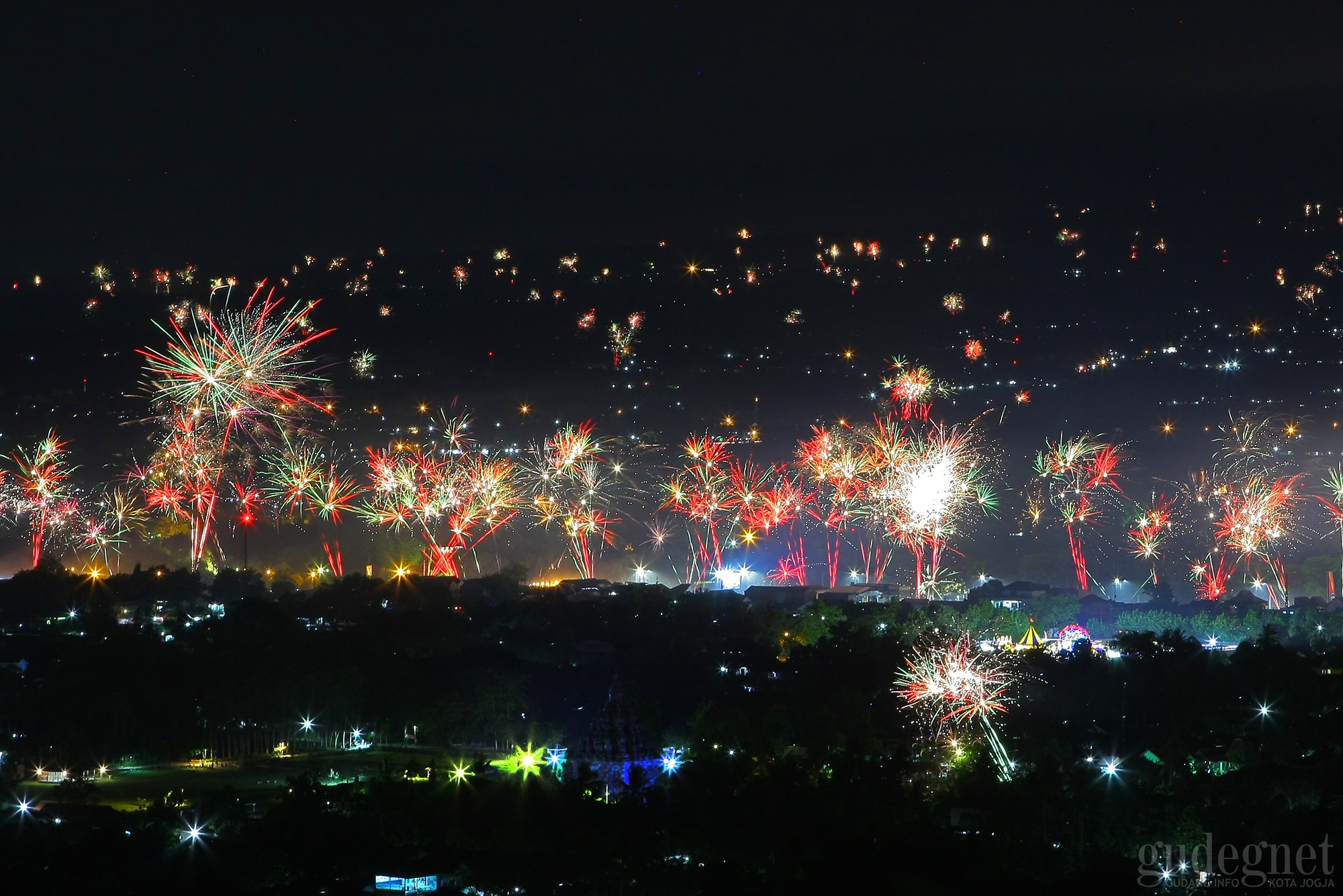 Kembang Api Hiasi Langit Prambanan saat Malam Pergantian Tahun Kembang Api Hiasi Langit Prambanan saat Malam Pergantian Tahun