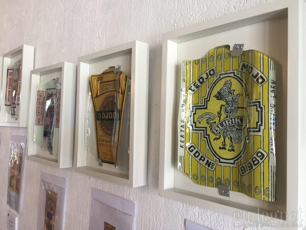 Tirana Art House and Kitchen Pamerkan Lukisan Genteng Kaca Tirana Art House and Kitchen Pamerkan Lukisan Genteng Kaca
