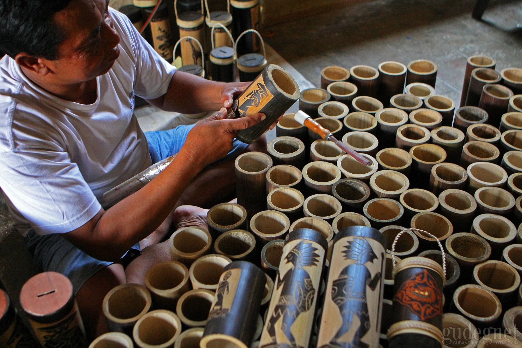 Celengan Bambu Ukir Yogyakarta Tembus Pasar Asia Tenggara Celengan Bambu Ukir Yogyakarta Tembus Pasar Asia Tenggara