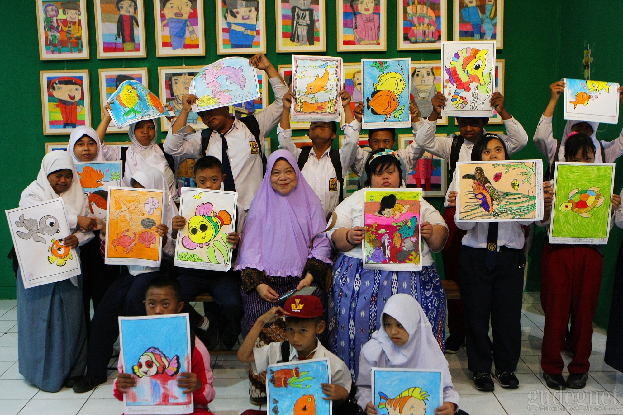 Puluhan Siswa SLB Ikuti Program Mewarnai dan Melukis Bersama di BBY Puluhan Siswa SLB Ikuti Program Mewarnai dan Melukis Bersama di BBY
