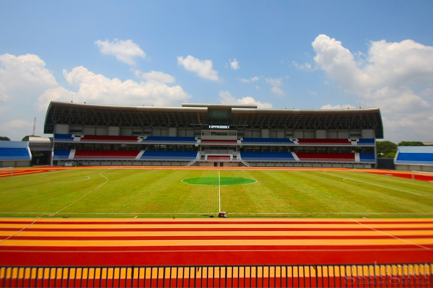 Wajah Terbaru Stadion Mandala Krida Setelah Renovasi Wajah Terbaru Stadion Mandala Krida Setelah Renovasi