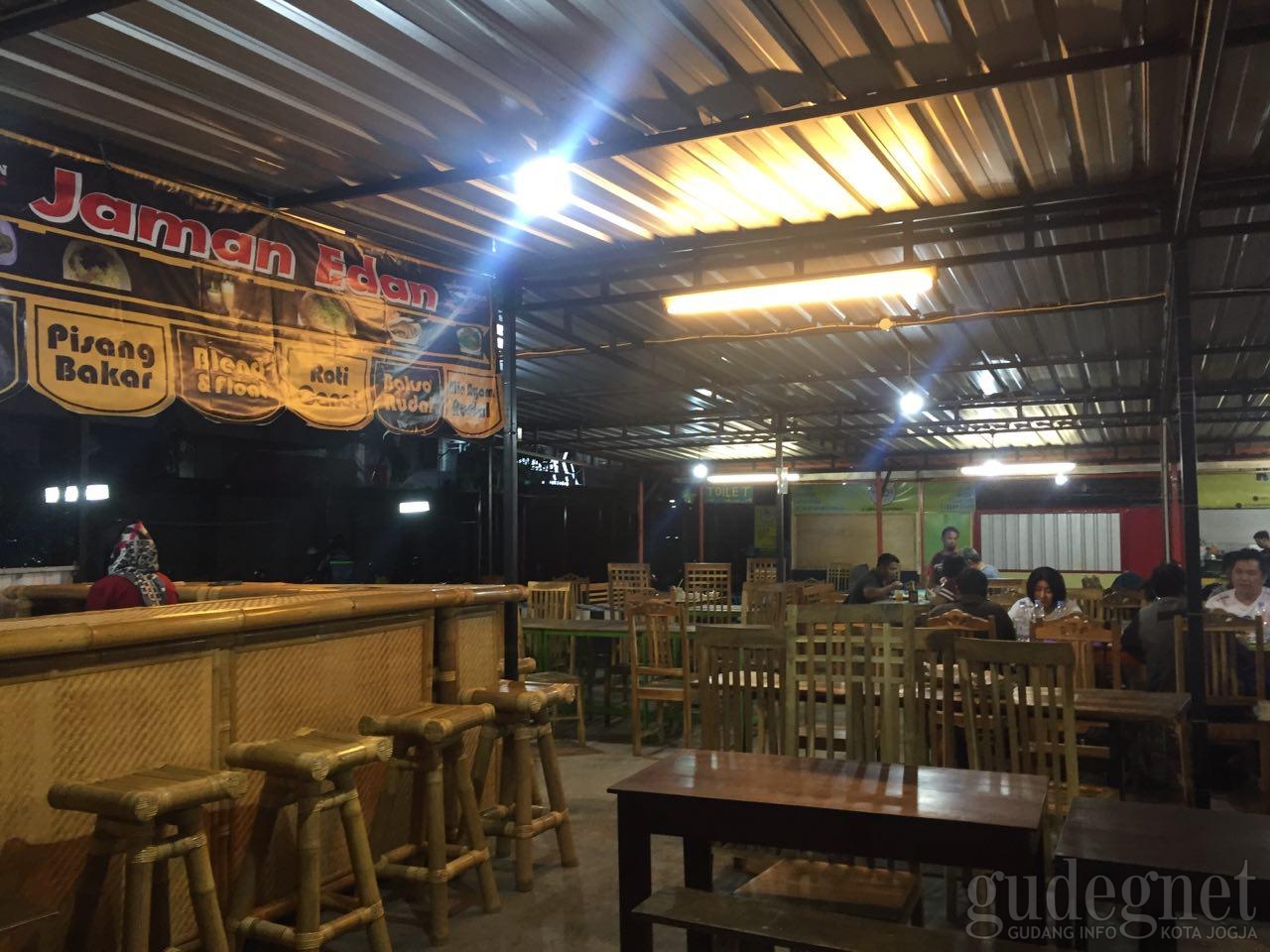 Menikmati Aneka Kuliner di "Jaman Edan" Menikmati Aneka Kuliner di "Jaman Edan"