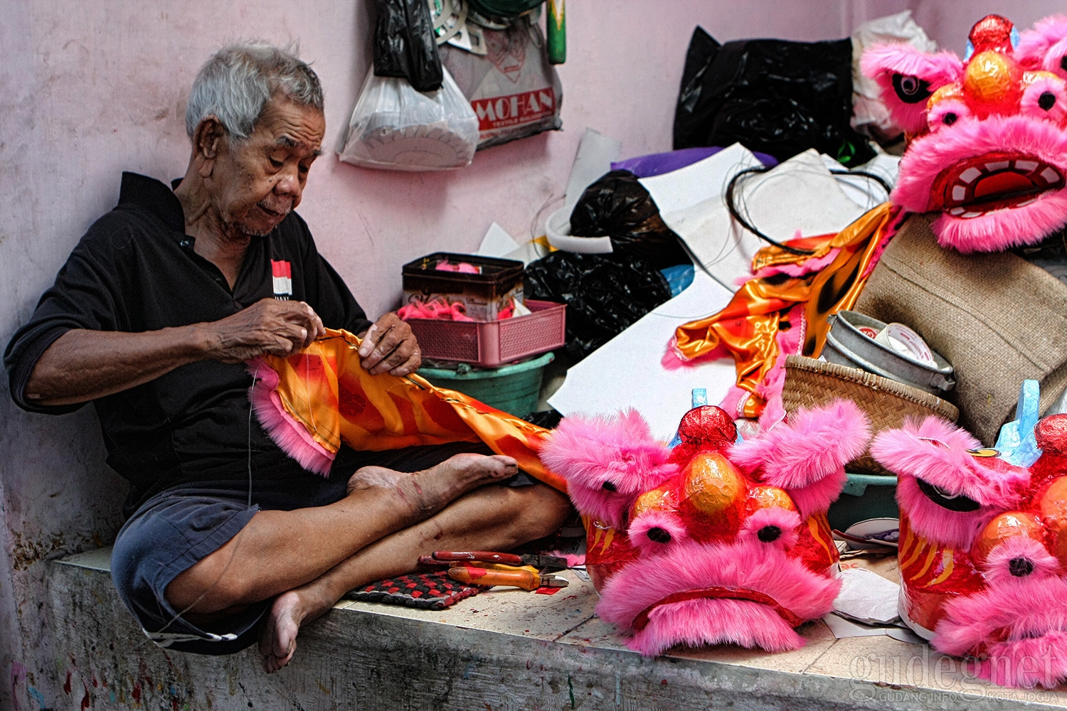 Mbah Doel Wahab, Pengrajin Topeng Barongsai Anak yang Tetap Eksis di Usia Senja Mbah Doel Wahab, Pengrajin Topeng Barongsai Anak yang Tetap Eksis di Usia Senja