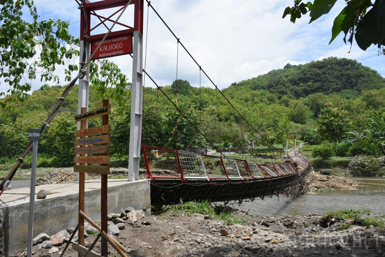 Baru Diresmikan, Jembatan Kalijogo Putus Akibat Sampah dan Pohon Tumbang Baru Diresmikan, Jembatan Kalijogo Putus Akibat Sampah dan Pohon Tumbang