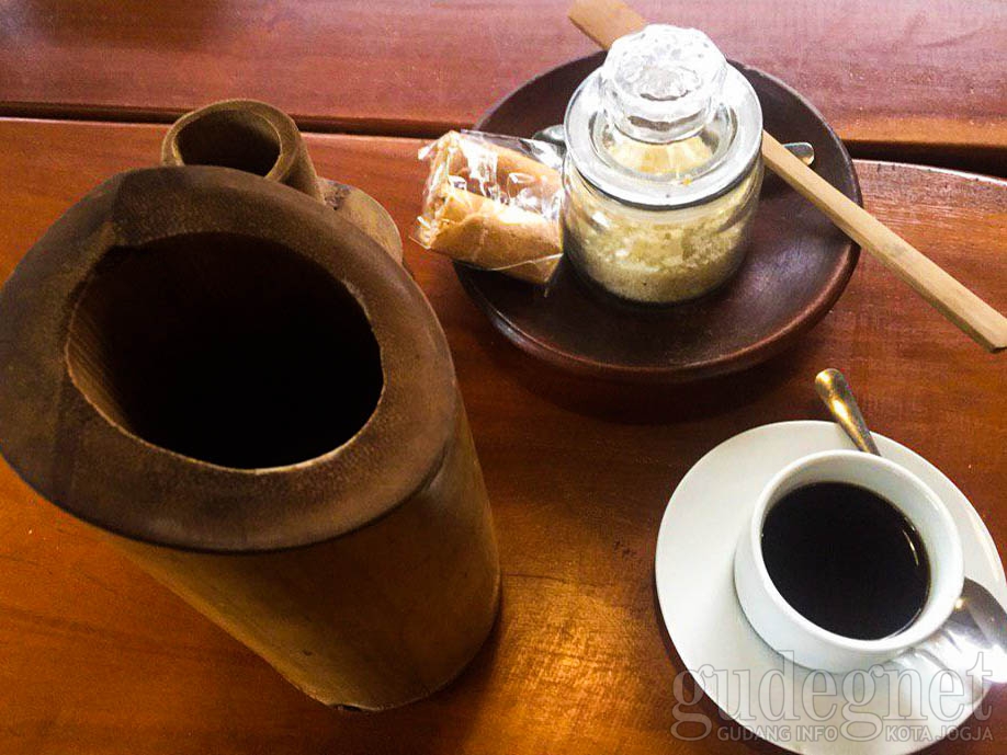 Unik, Kopi Bumbung Sajikan Kopi dalam Bambu