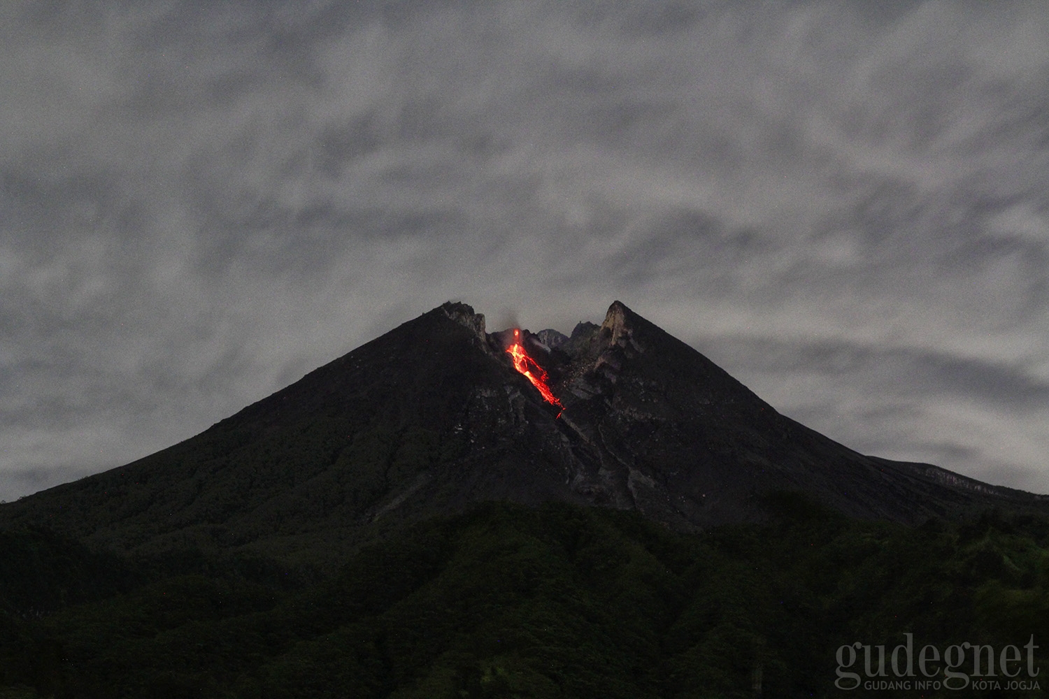 Senin Pagi Merapi Luncurkan Lima Kali Wedhus Gembel ke Arah Kali Gendol Senin Pagi Merapi Luncurkan Lima Kali Wedhus Gembel ke Arah Kali Gendol