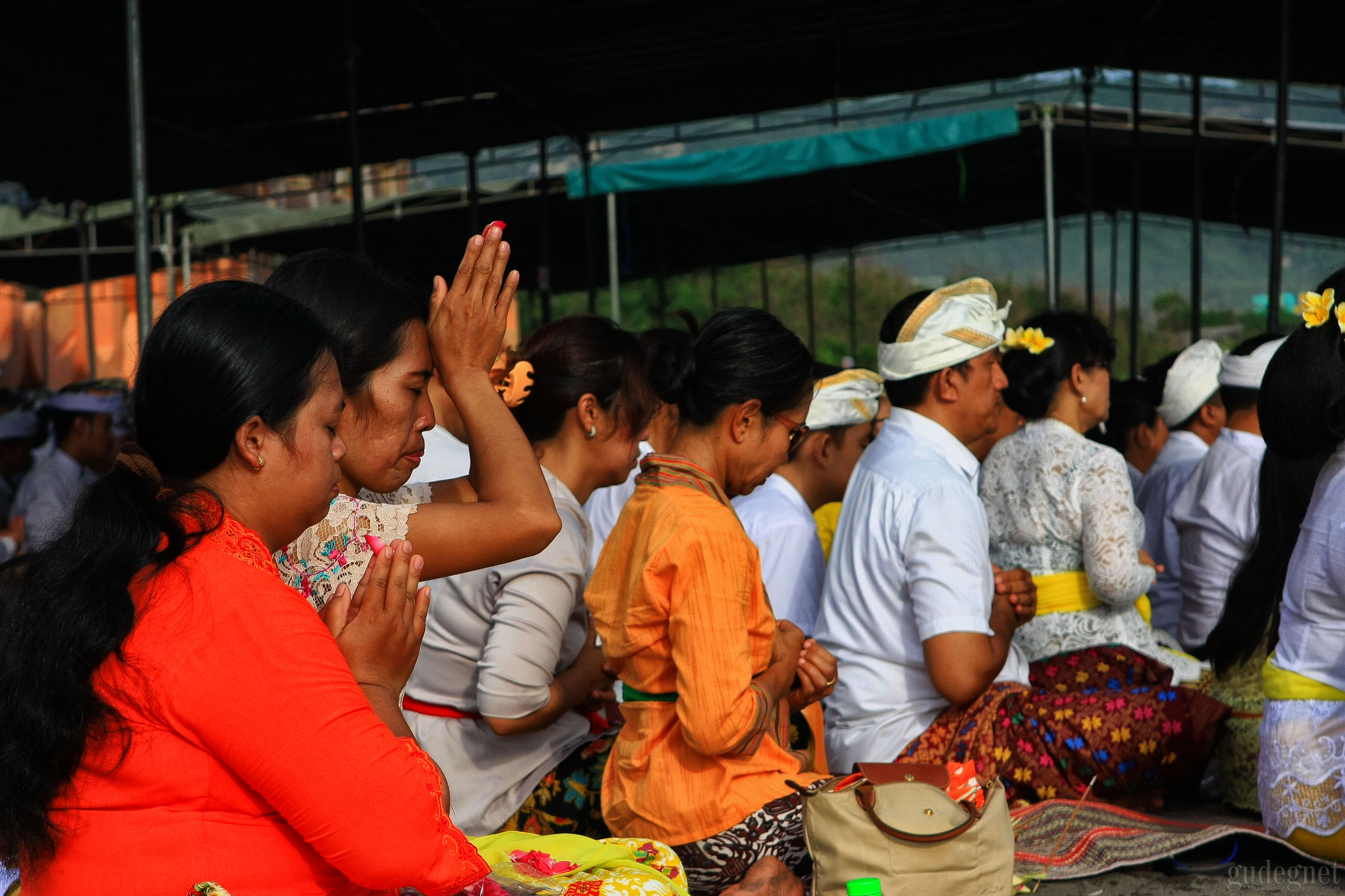 Ribuan Umat Hindu DIY Gelar Prosesi Melasti di Parangkusumo Ribuan Umat Hindu DIY Gelar Prosesi Melasti di Parangkusumo
