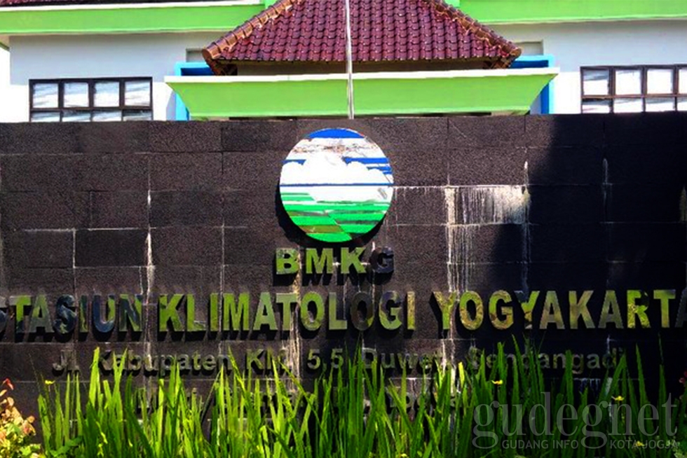 Hujan Sedang-Lebat Disertai Petir Landa sebagian Yogyakarta Siang ini, Cek Infonya Hujan Sedang-Lebat Disertai Petir Landa sebagian Yogyakarta Siang ini, Cek Infonya