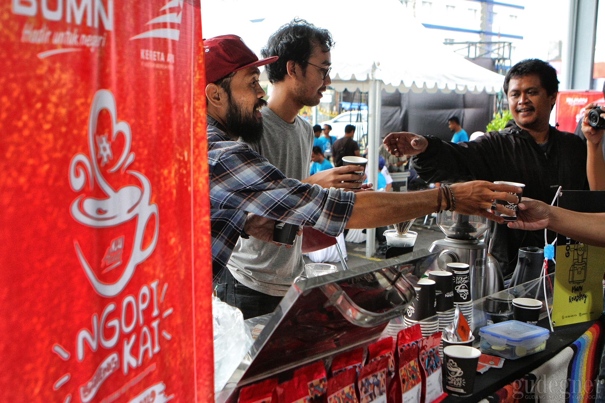 PT KAI Bagikan Ribuan Kopi Gratis di Festival Ngopi Bareng KAI #3 PT KAI Bagikan Ribuan Kopi Gratis di Festival Ngopi Bareng KAI #3