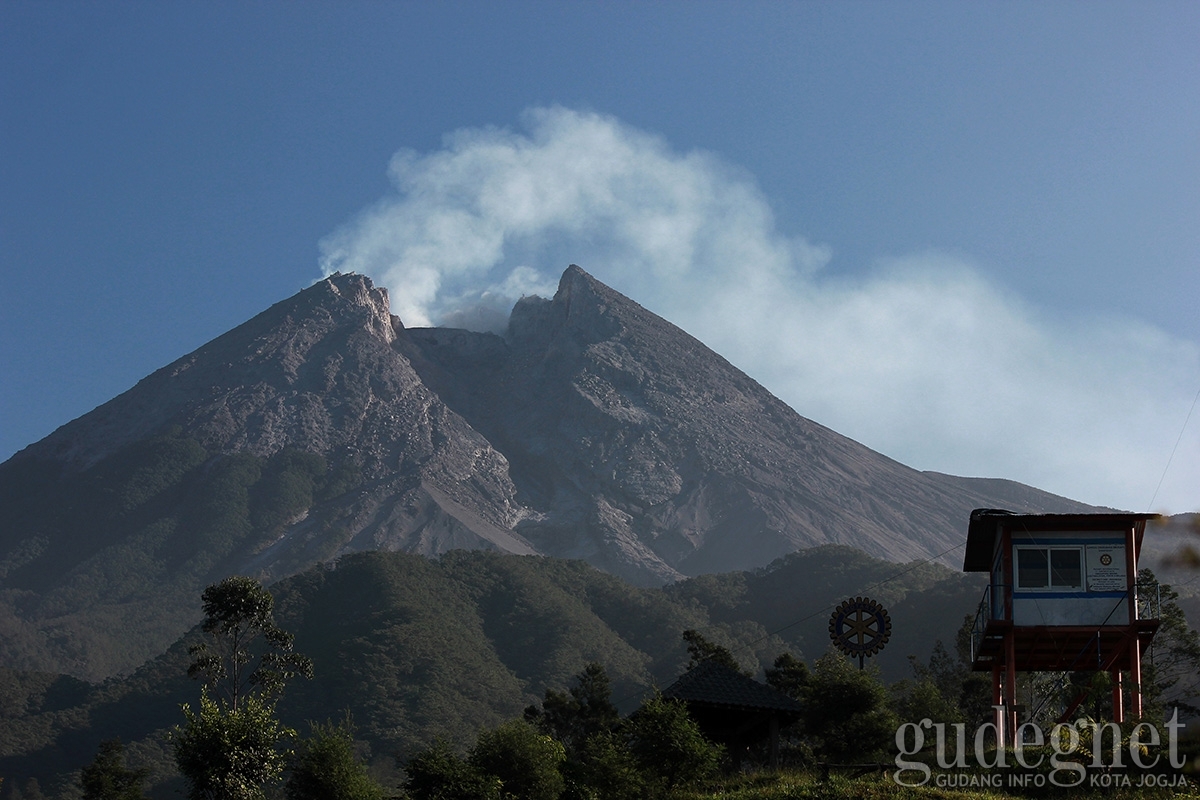Petang Ini Merapi Kembali Gugurkan Awan Panas