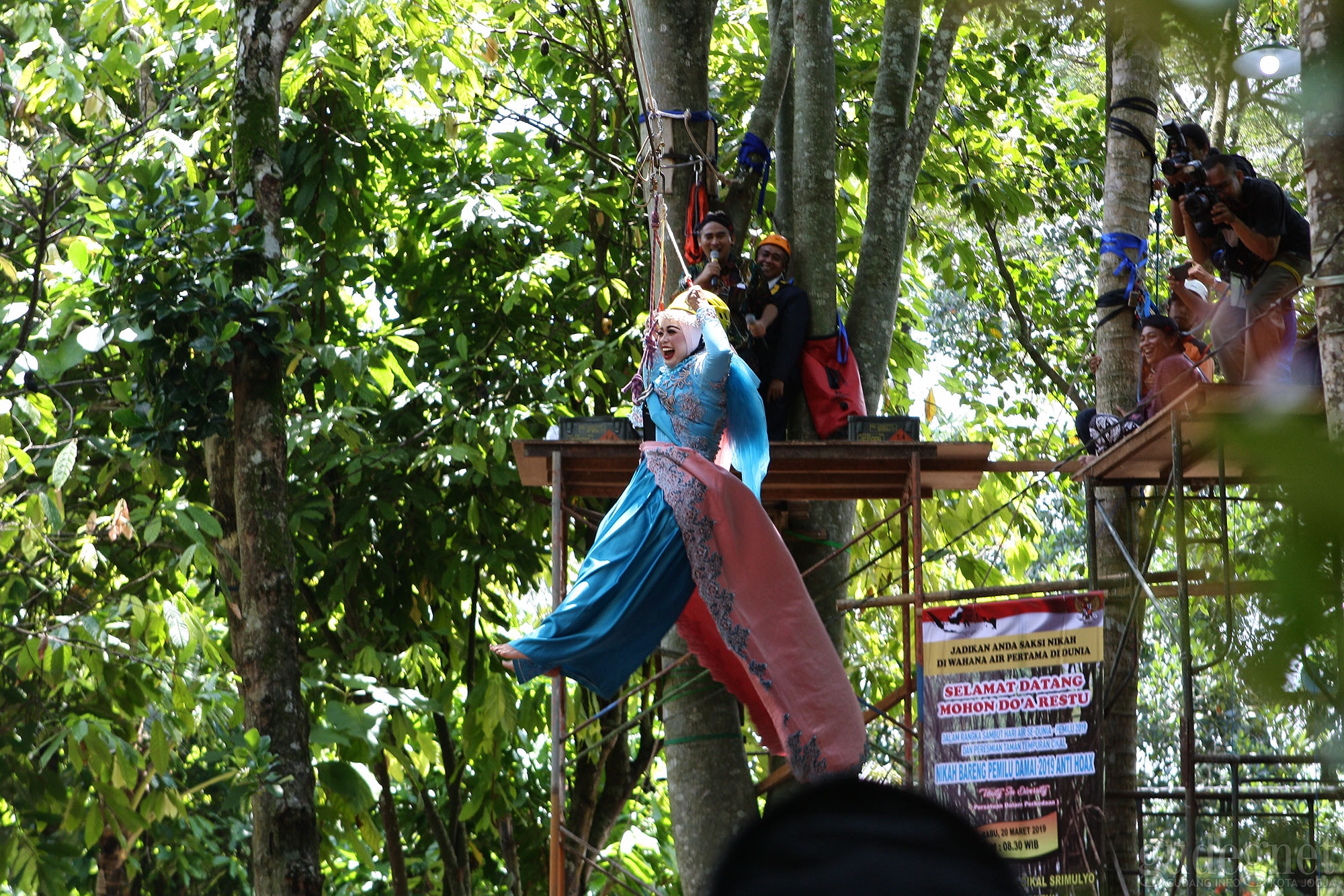 Sambut Hari Air Dunia dan Pemilu, Enam Pengantin Nikah Bareng di Bantaran Sungai Sambut Hari Air Dunia dan Pemilu, Enam Pengantin Nikah Bareng di Bantaran Sungai