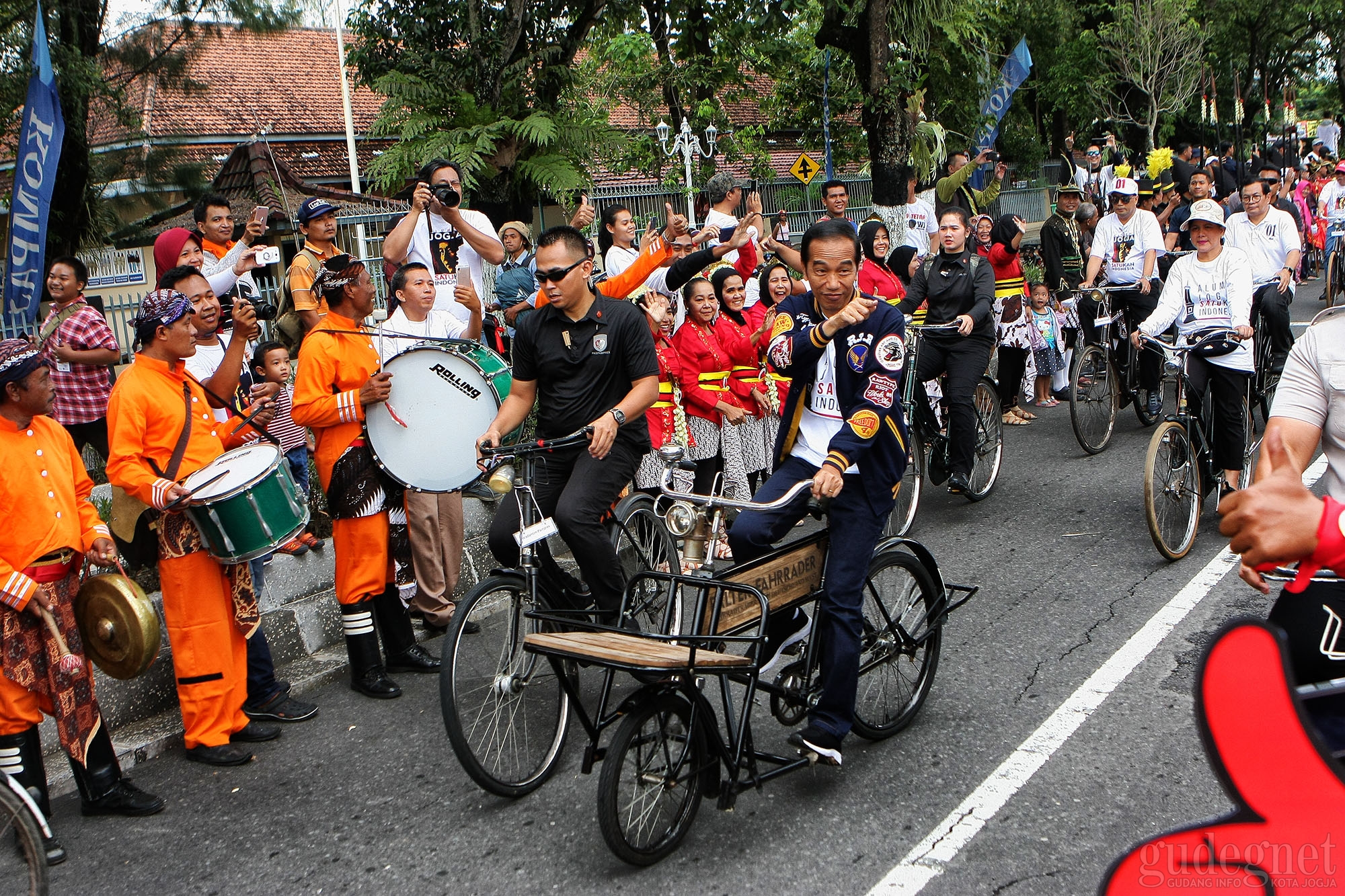 Jokowi Naiki Onthel, Hadiri Deklarasi Alumni Jogja Jokowi Naiki Onthel, Hadiri Deklarasi Alumni Jogja