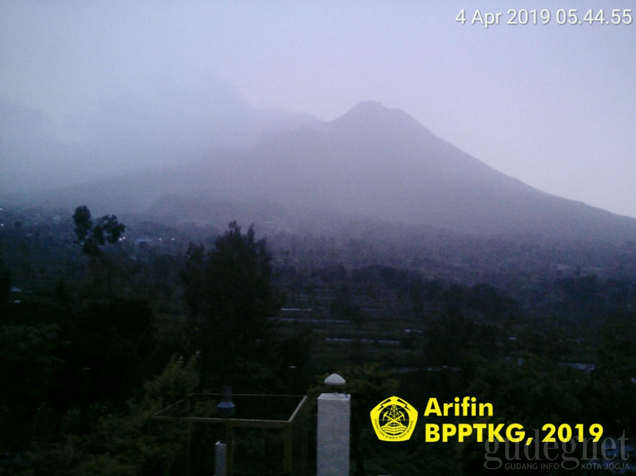 Enam Kali Guguran, Merapi Cukup Tenang Enam Kali Guguran, Merapi Cukup Tenang