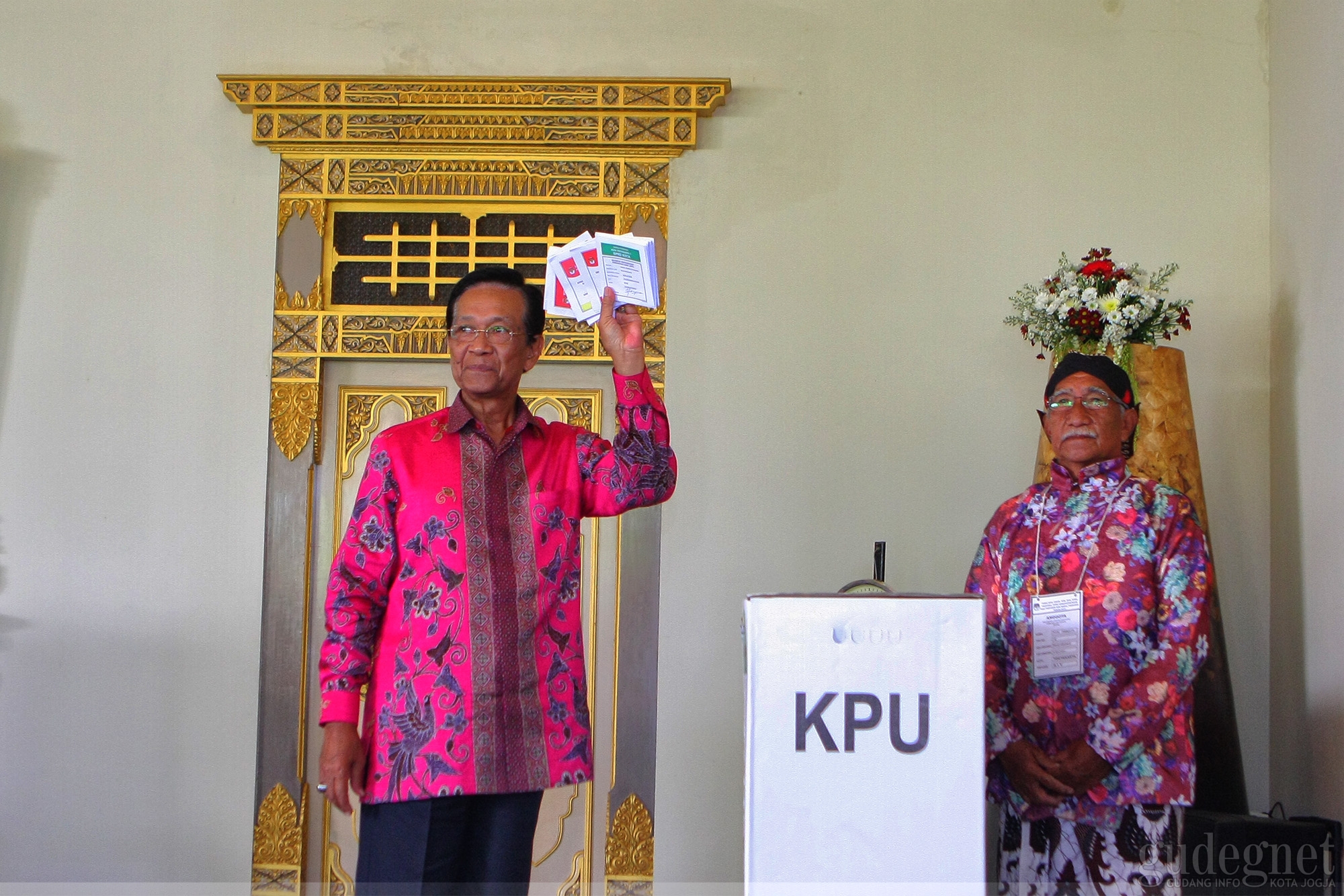 Sri Sultan HB X Nyoblos di TPS 15 Magangan Panembahan