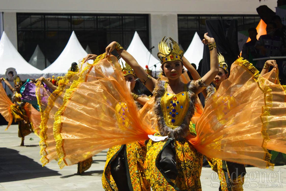 Tari Punglor Meriahkan Festival Jajal Jajanan Sleman Tari Punglor Meriahkan Festival Jajal Jajanan Sleman