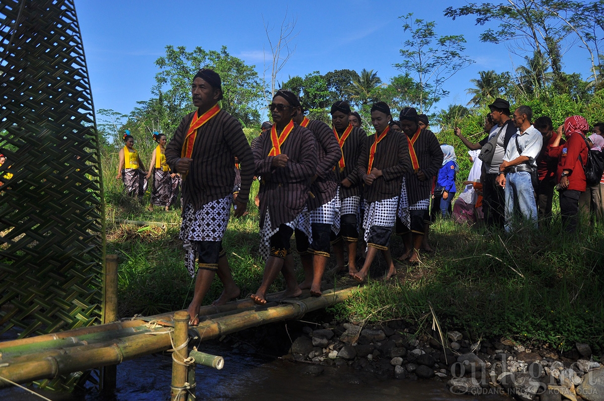 Merti Kali Kuning Lestarikan Sungai Dusun Brayut Merti Kali Kuning Lestarikan Sungai Dusun Brayut