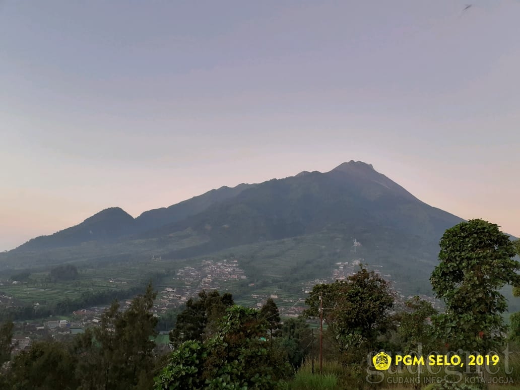 Merapi 5 Kali Luncurkan Lava Pijar Merapi 5 Kali Luncurkan Lava Pijar