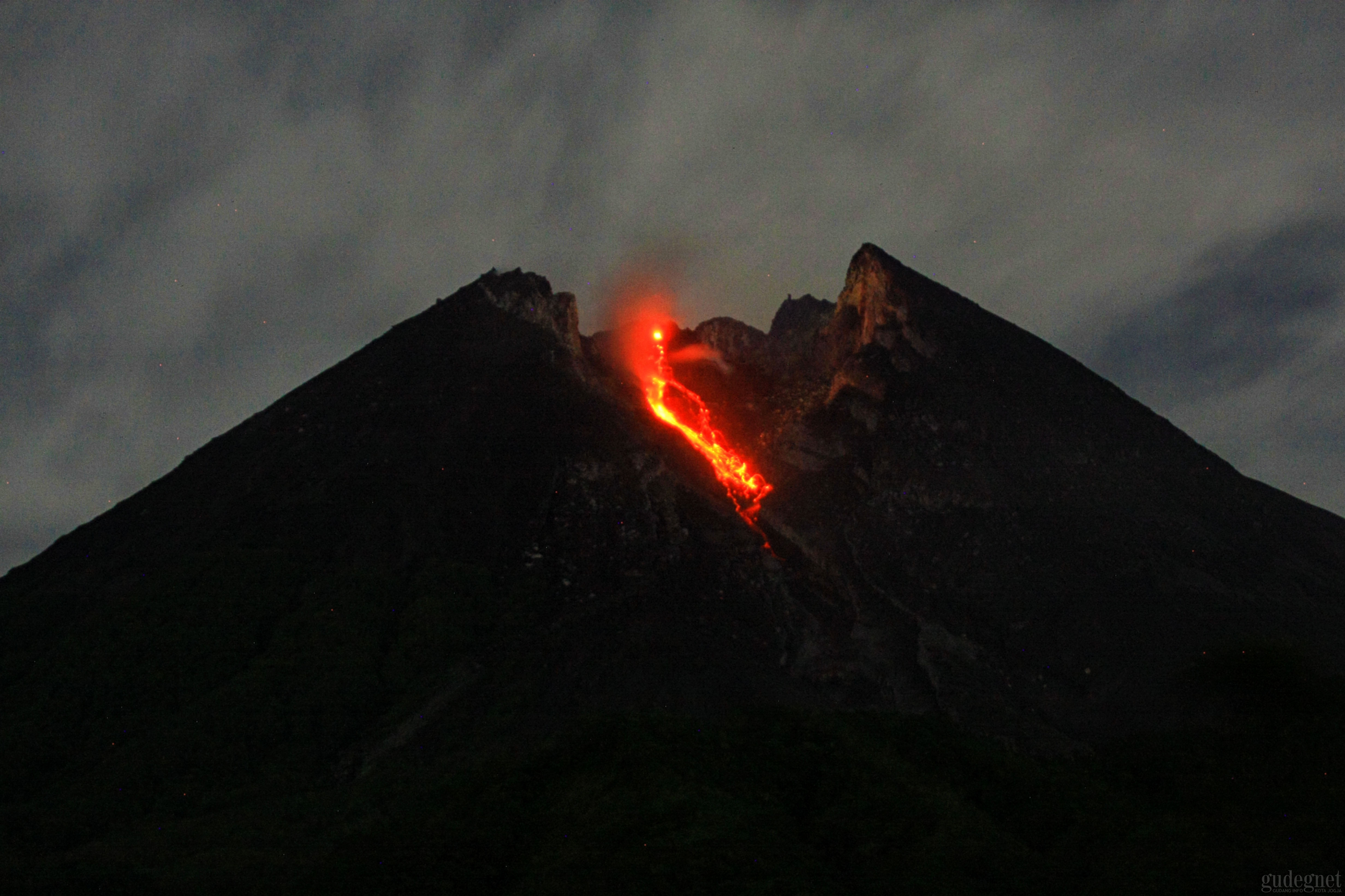 Hari Ini, Merapi Keluarkan Lava Pijar Sejauh 1,4 Km
