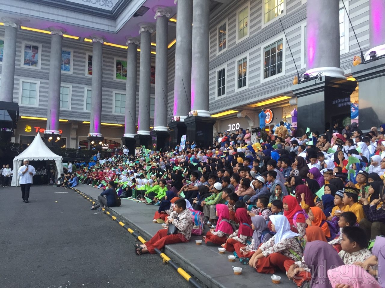 Gelar ‘Buka Bersama 1000 Anak Panti’, JCM Suguhkan Sulap dan Dongeng Gelar ‘Buka Bersama 1000 Anak Panti’, JCM Suguhkan Sulap dan Dongeng