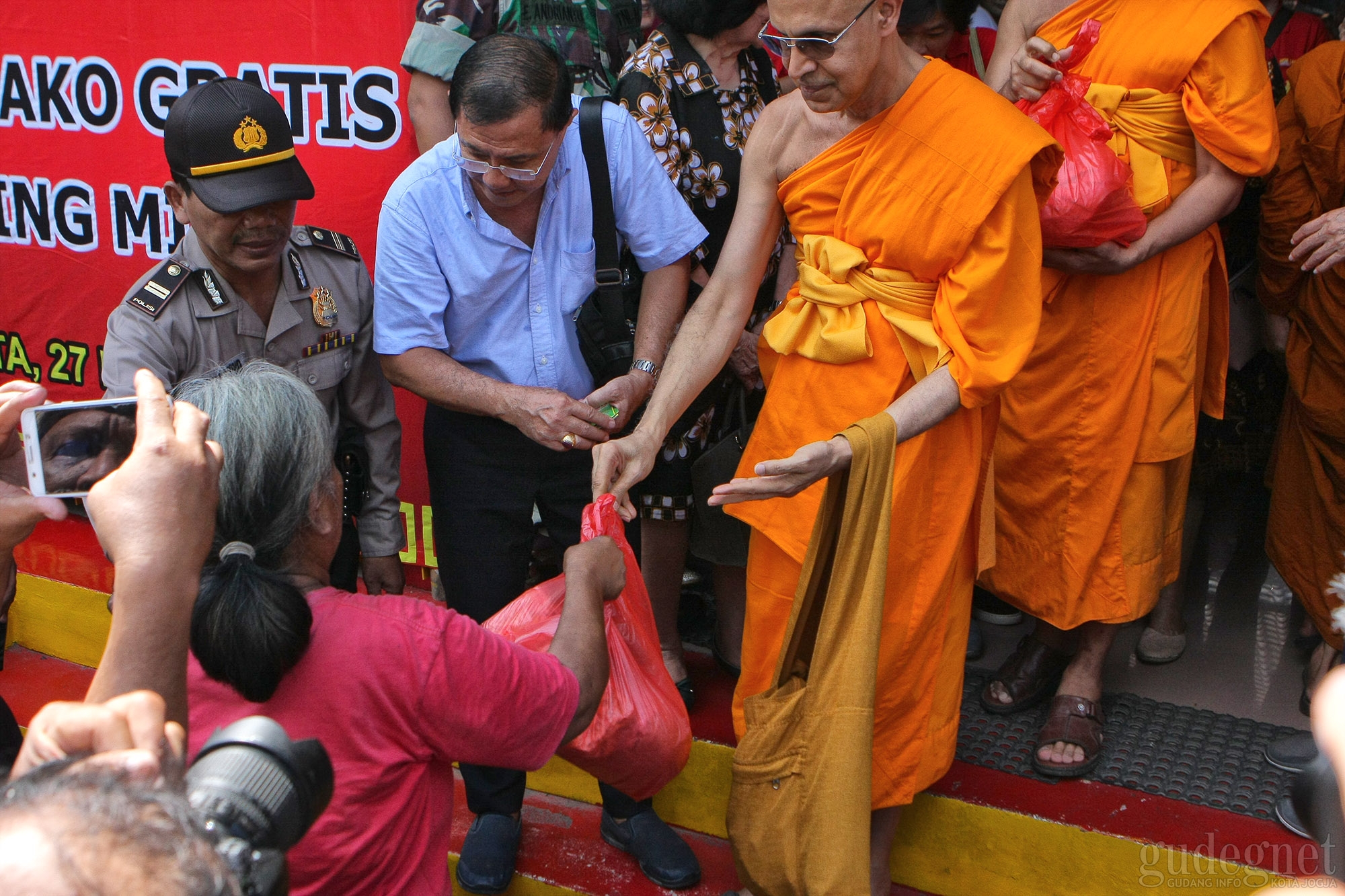 Pererat Toleransi, Klenteng Gondomanan Bagikan Sembako Gratis Pererat Toleransi, Klenteng Gondomanan Bagikan Sembako Gratis