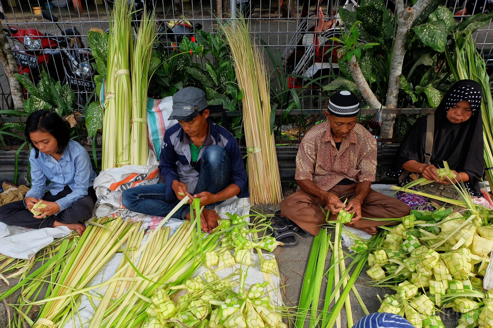 Penjual Sarang Ketupat Berharap Ramai Pembeli Penjual Sarang Ketupat Berharap Ramai Pembeli