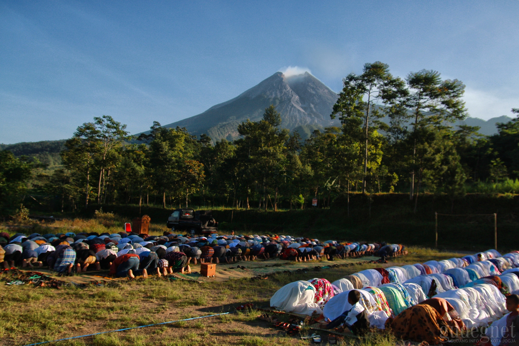 Khidmatnya Salat Idul Fitri di Lereng Merapi Khidmatnya Salat Idul Fitri di Lereng Merapi
