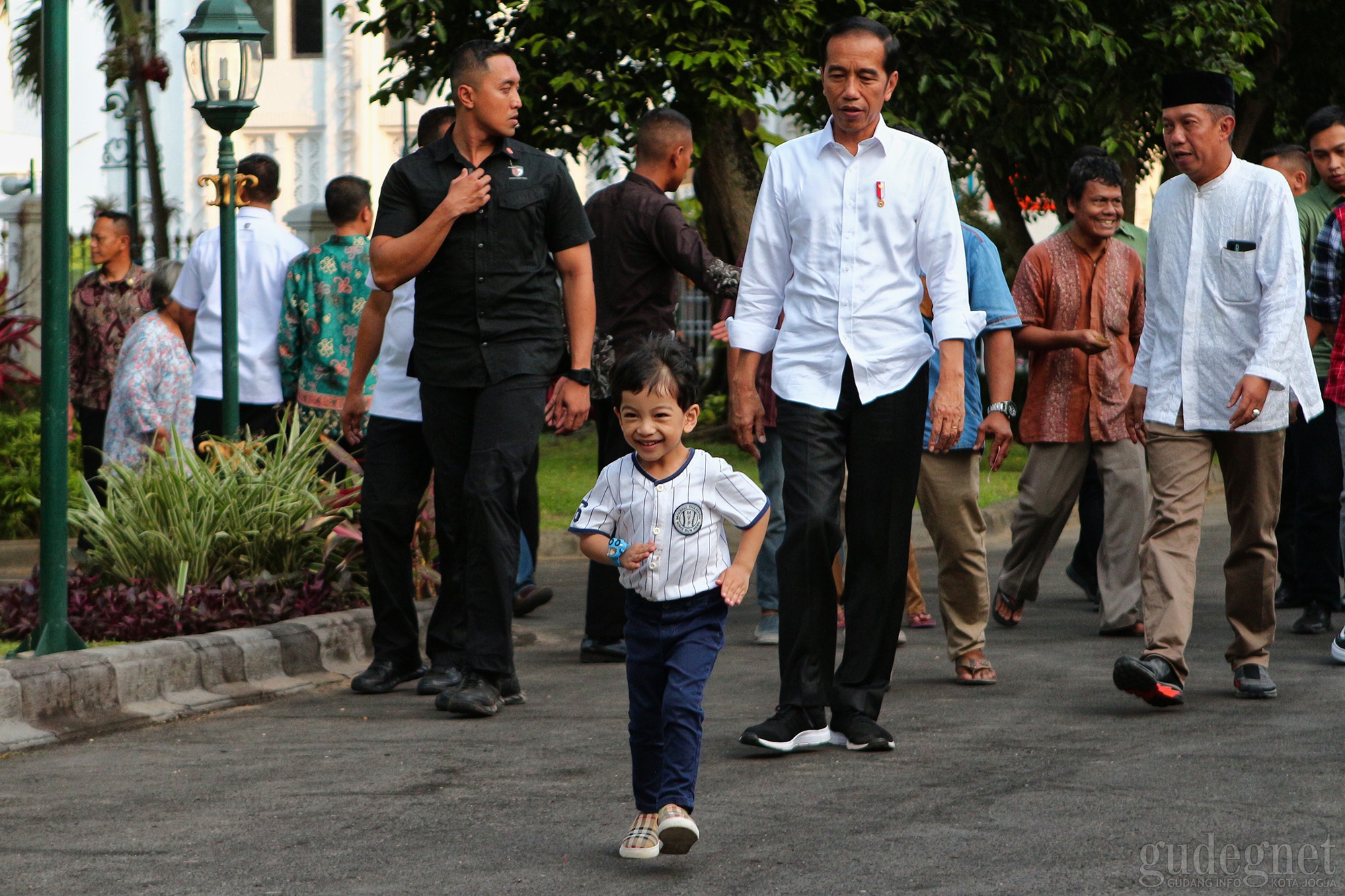 Jokowi Sapa Warga Yogyakarta, Jan Ethes Tebar Keceriaan Jokowi Sapa Warga Yogyakarta, Jan Ethes Tebar Keceriaan