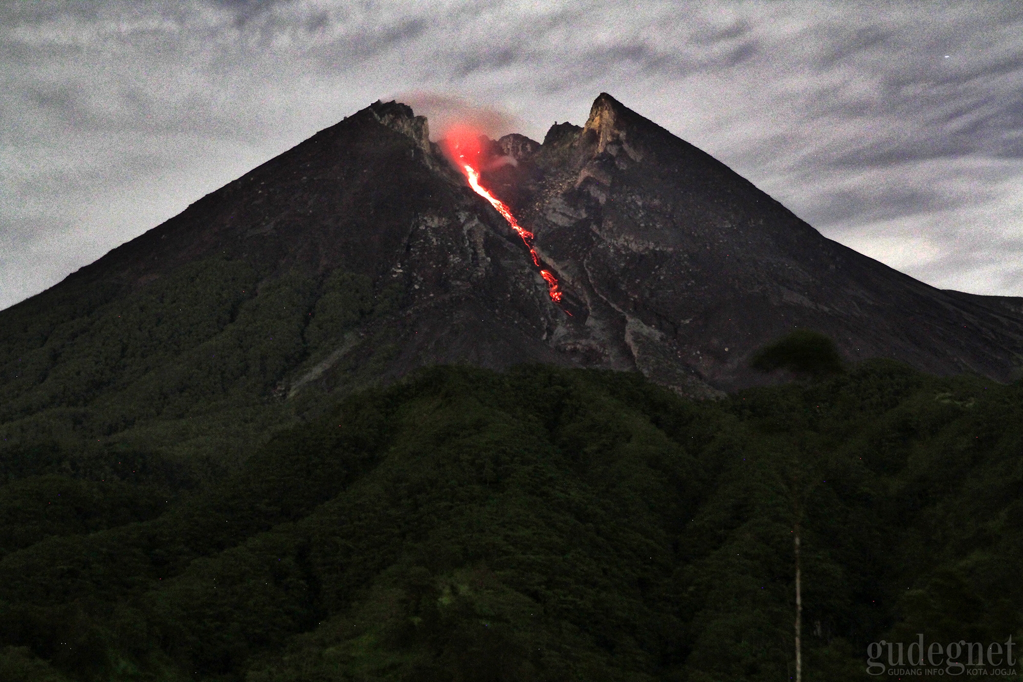 Merapi Keluarkan 12 Kali Guguran Lava Pijar dan Satu Kali Awan Panas Merapi Keluarkan 12 Kali Guguran Lava Pijar dan Satu Kali Awan Panas