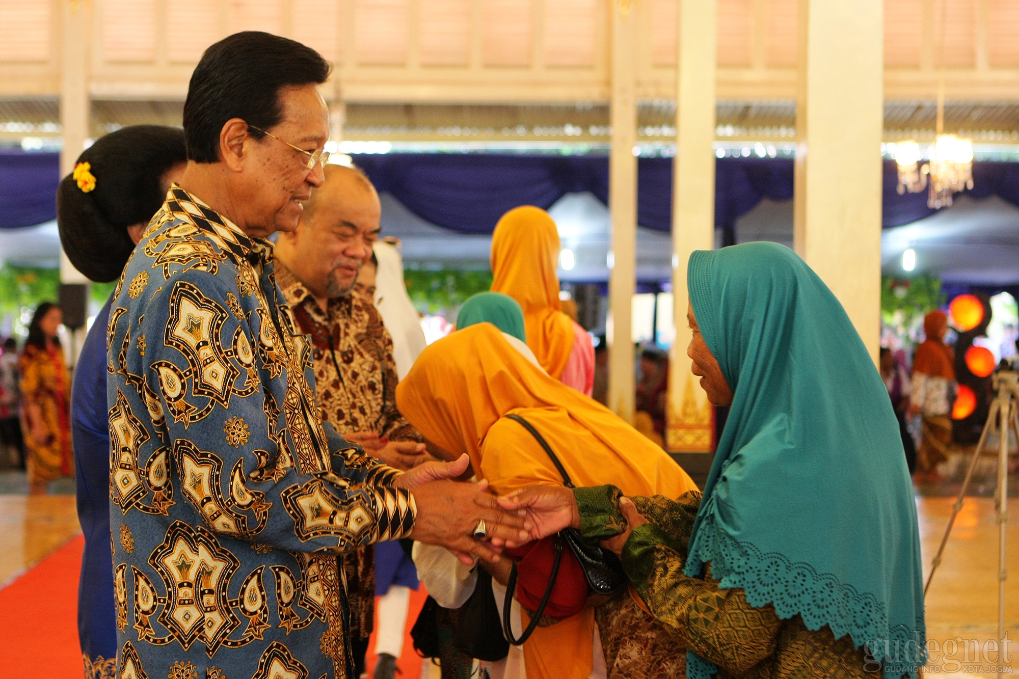 Antrian Warga Mengular saat Open House Sultan HB X di Kepatihan Antrian Warga Mengular saat Open House Sultan HB X di Kepatihan