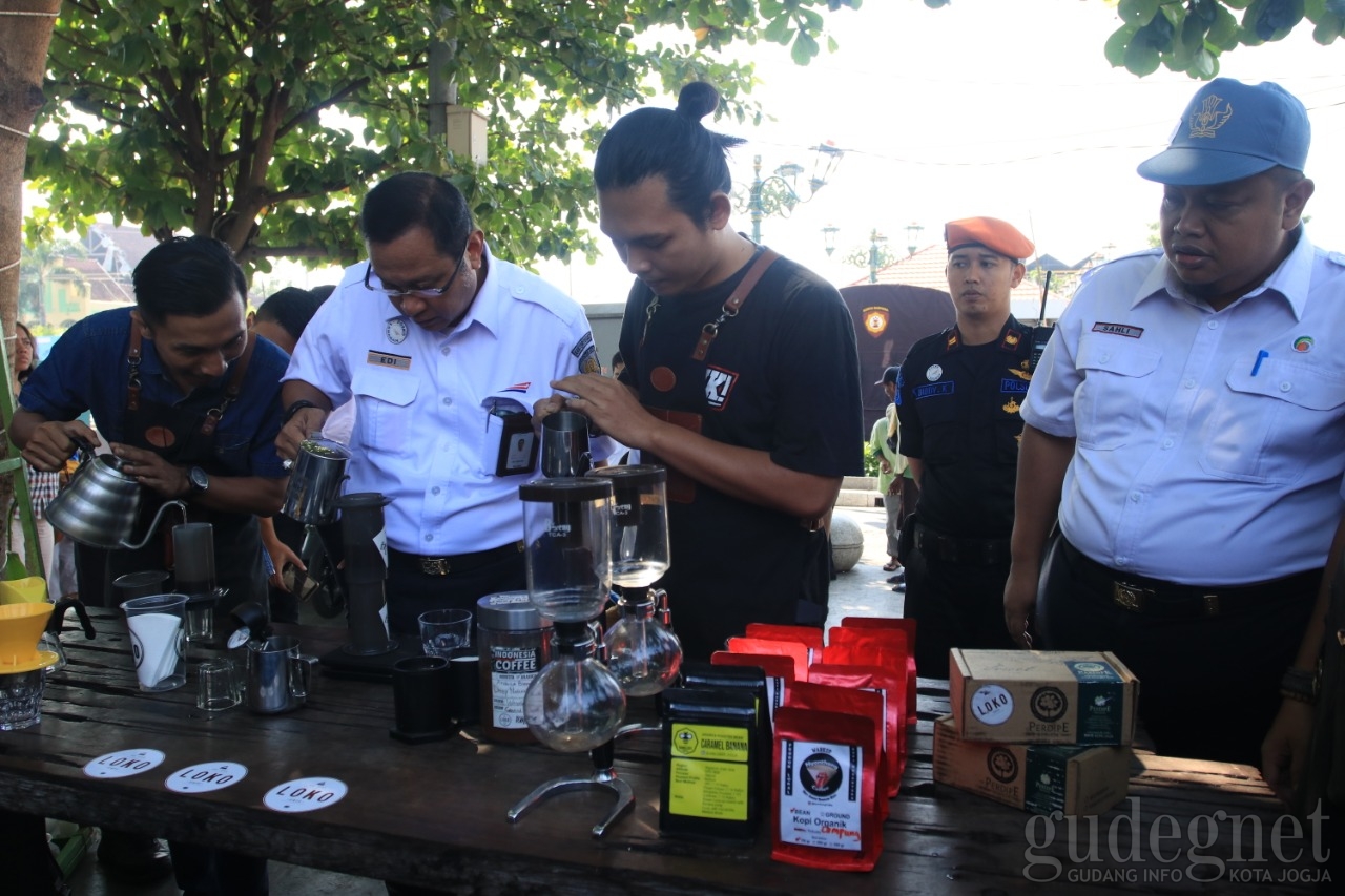 Peringati HUT Pertama, Loko Coffee Shop Luncurkan Menu Sodaqoh Peringati HUT Pertama, Loko Coffee Shop Luncurkan Menu Sodaqoh