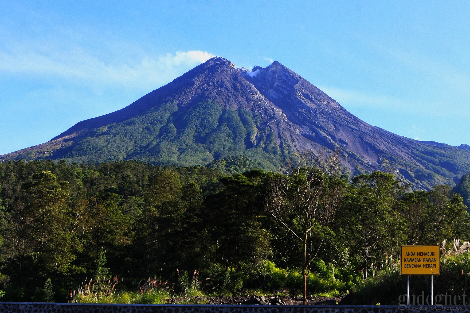 Merapi Luncurkan Awan Panas Guguran, Warga Diharap Jaga Jarak Aman Merapi Luncurkan Awan Panas Guguran, Warga Diharap Jaga Jarak Aman