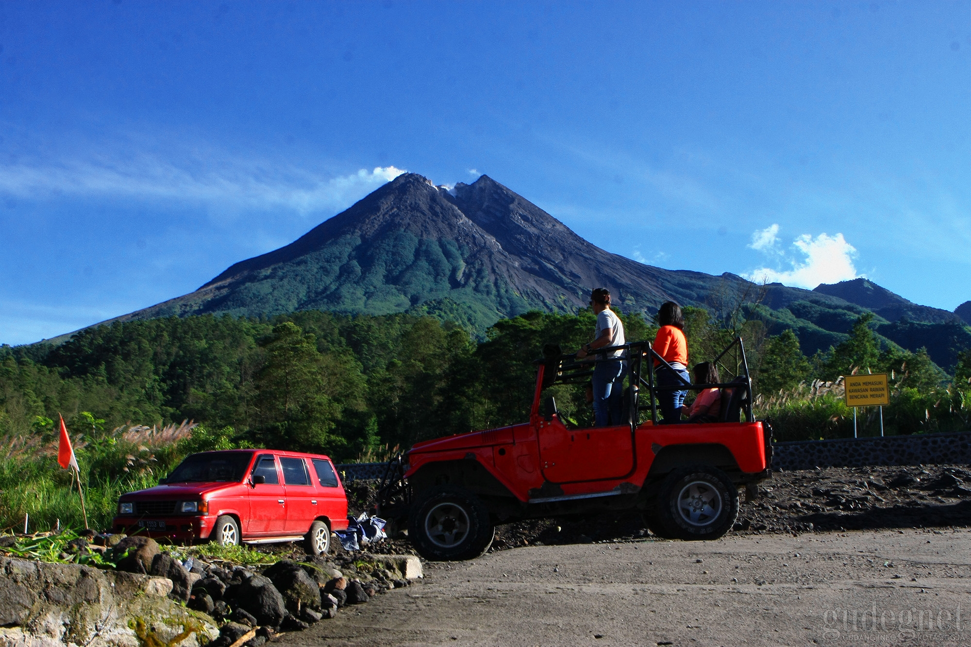Minggu Pagi Merapi Keluarkan Awan Panas Guguran Minggu Pagi Merapi Keluarkan Awan Panas Guguran