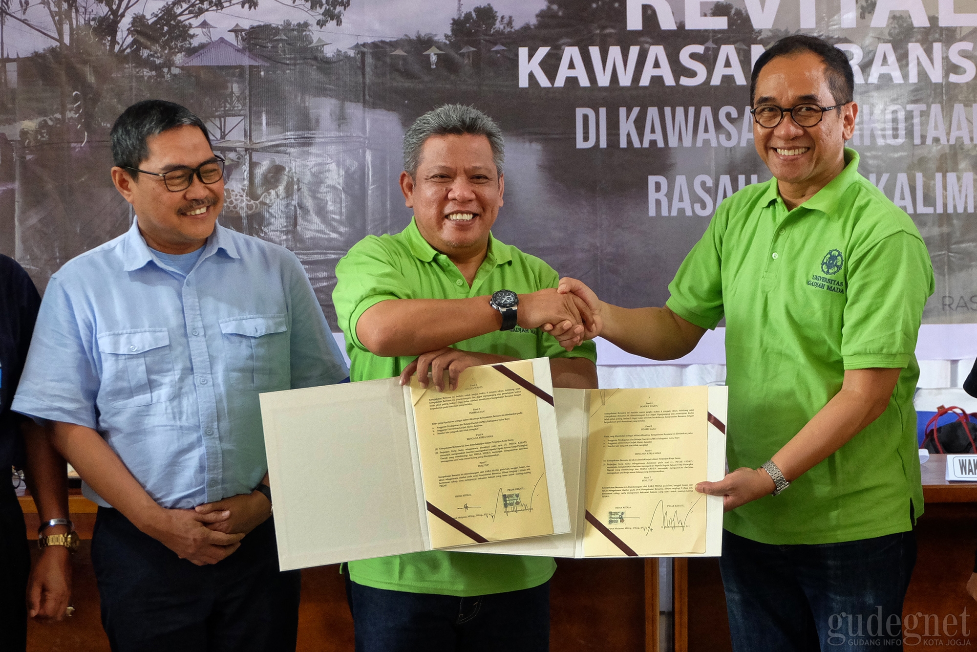UGM dan Bupati Kubu Raya Teken MoU Revitalisasi Kawasan Transmigrasi UGM dan Bupati Kubu Raya Teken MoU Revitalisasi Kawasan Transmigrasi
