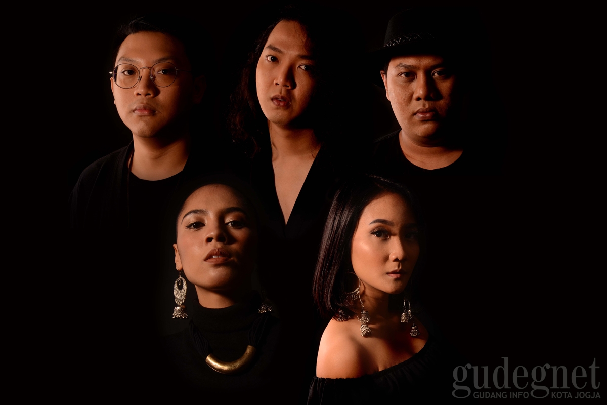 Tashoora Sentil Kebenaran Absolut Atas Nama Agama Lewat Lagu Tashoora Sentil Kebenaran Absolut Atas Nama Agama Lewat Lagu