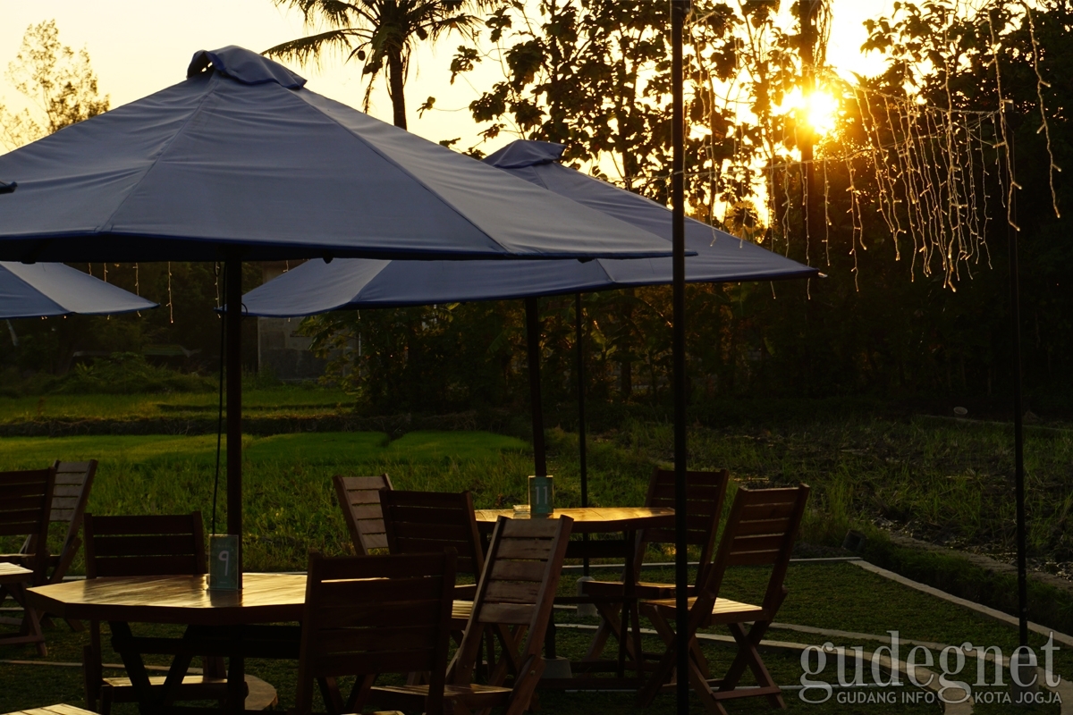 5 Tempat Kulineran Sambil Menikmati Pemandangan Sawah di Yogyakarta 5 Tempat Kulineran Sambil Menikmati Pemandangan Sawah di Yogyakarta