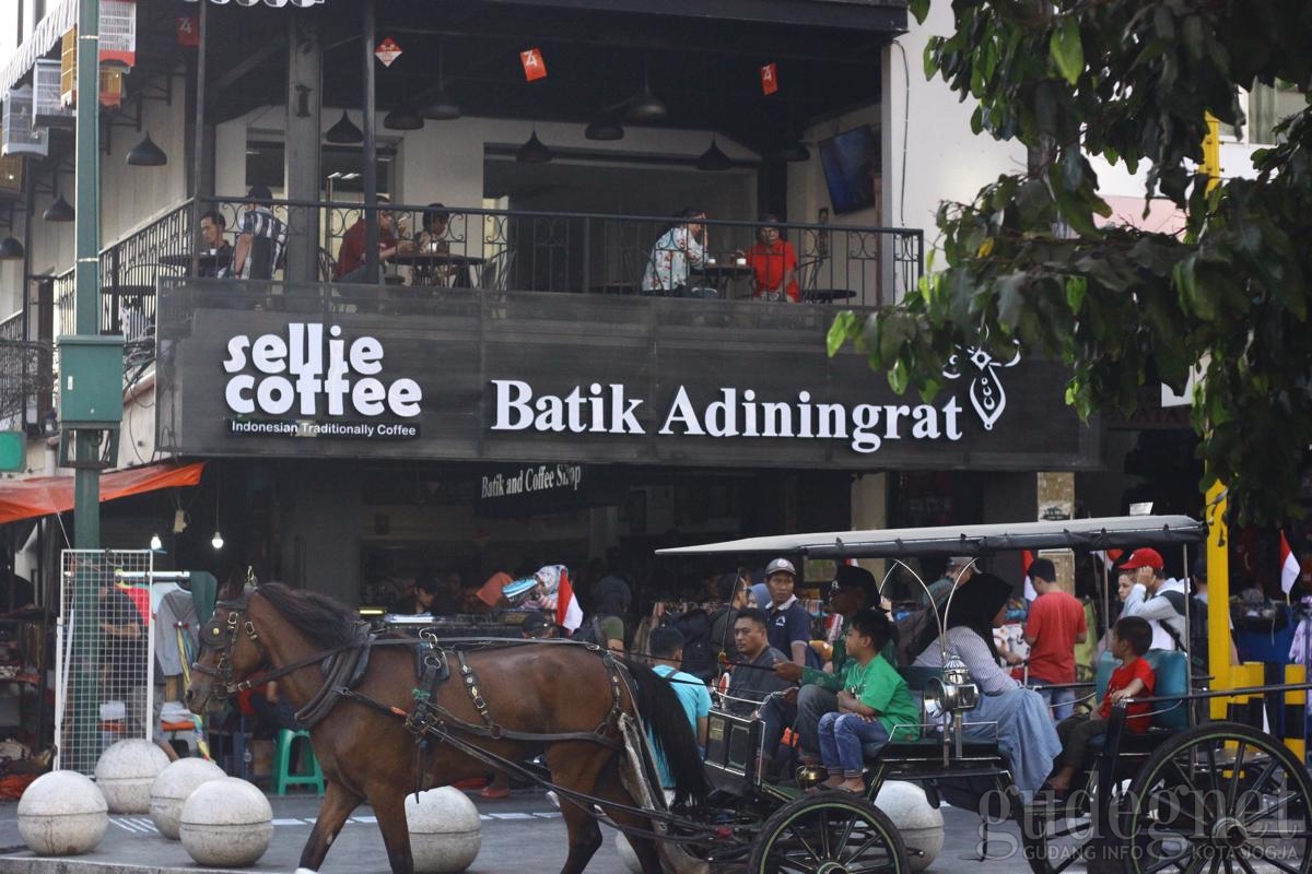 Sellie Coffee Malioboro, Memilih-milih Batik Sembari Ngopi