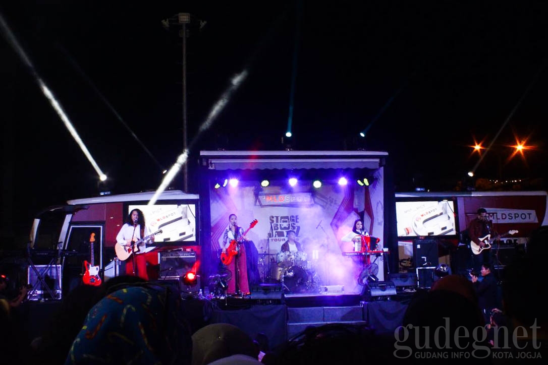 Stage Bus Jazz Tour Meriahkan Transmart Jogja