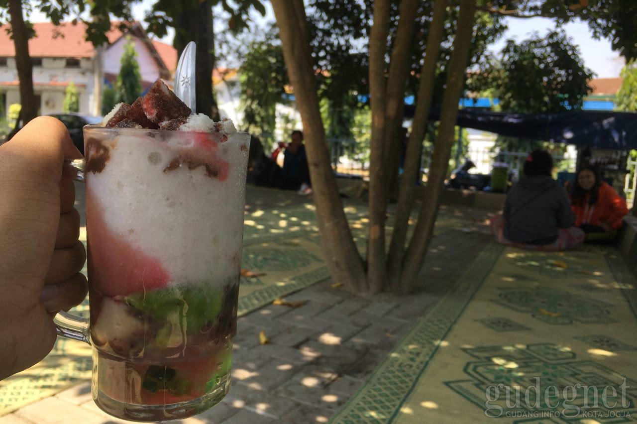 Ngadem Sejenak di Es Doger Balai Yasa