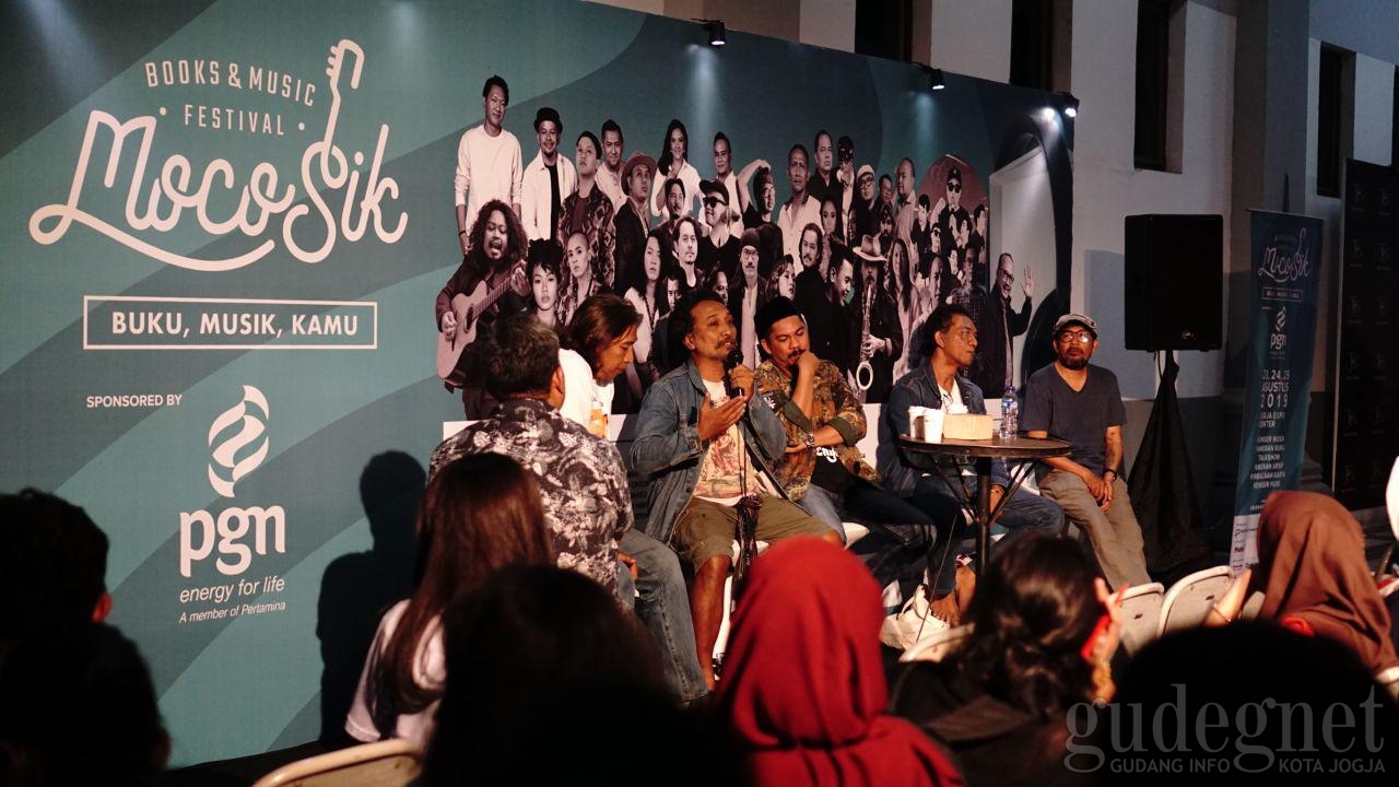 Diskusi Seni Rupa dan Buku Mocosik: Dari Hilangnya Karakter Sampul Buku Hingga Status Duda Diskusi Seni Rupa dan Buku Mocosik: Dari Hilangnya Karakter Sampul Buku Hingga Status Duda