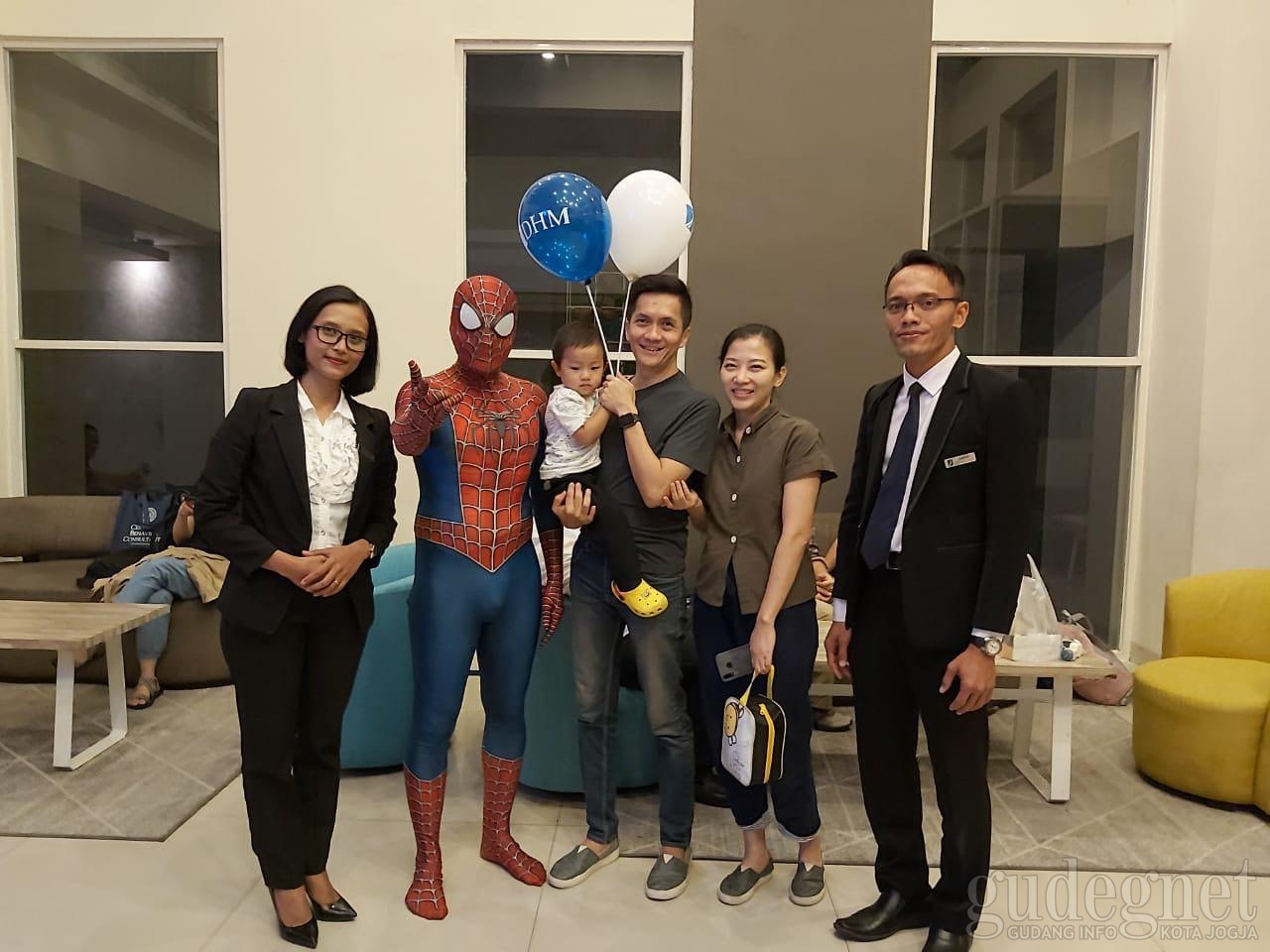 Hari Pelanggan Nasional, Spiderman Turut Layani Tamu Hotel Dafam Fortuna Hari Pelanggan Nasional, Spiderman Turut Layani Tamu Hotel Dafam Fortuna