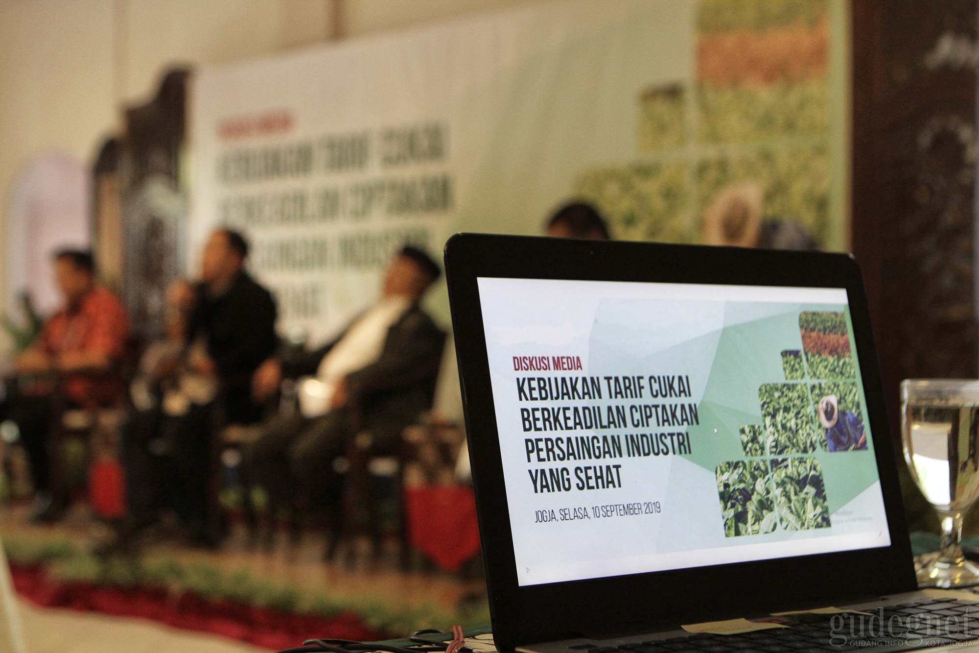 Ribuan Buruh Linting Tembakau Yogyakarta Terancam PHK Ribuan Buruh Linting Tembakau Yogyakarta Terancam PHK