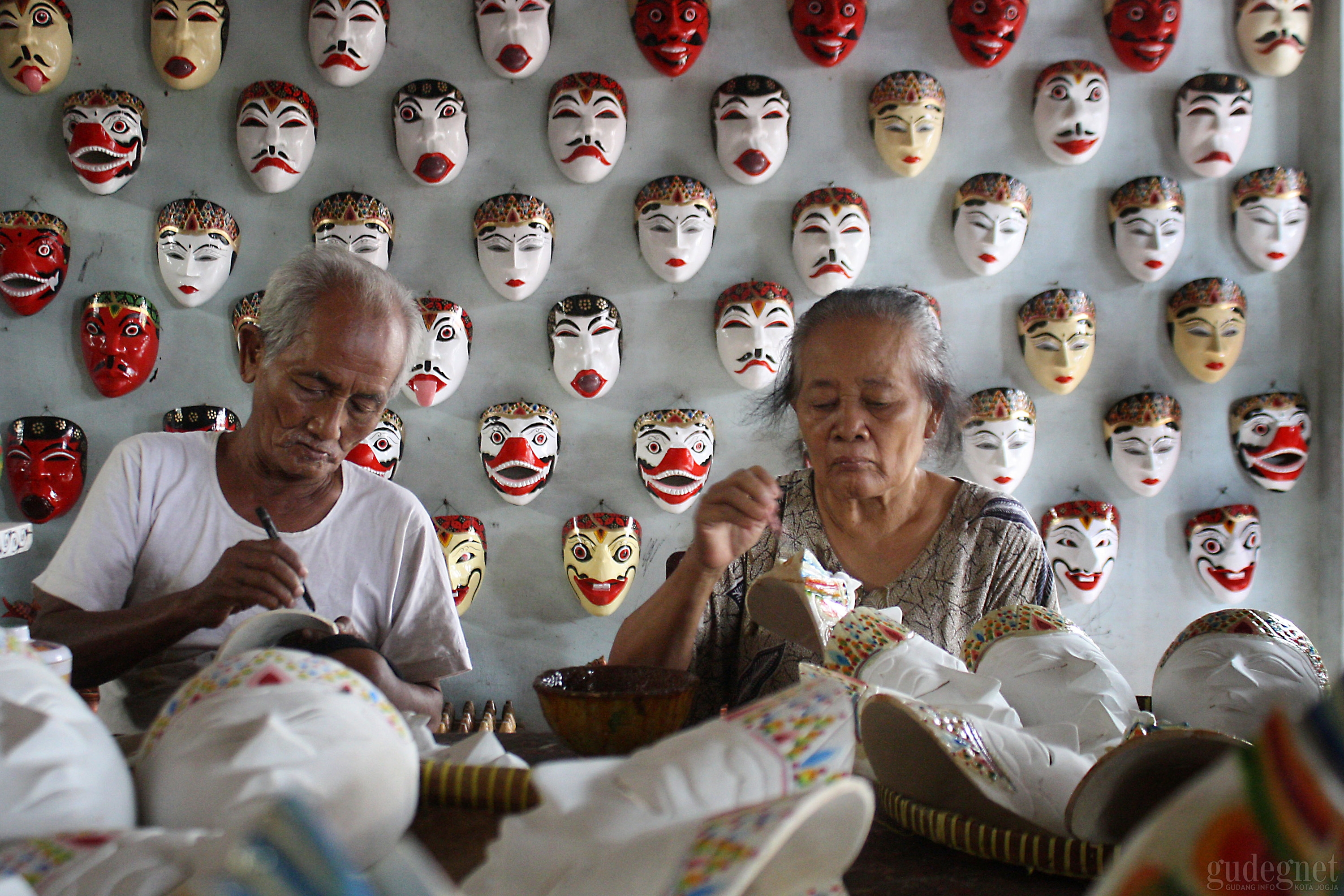 Mbah Surojo: Pengrajin Topeng Tiga Generasi