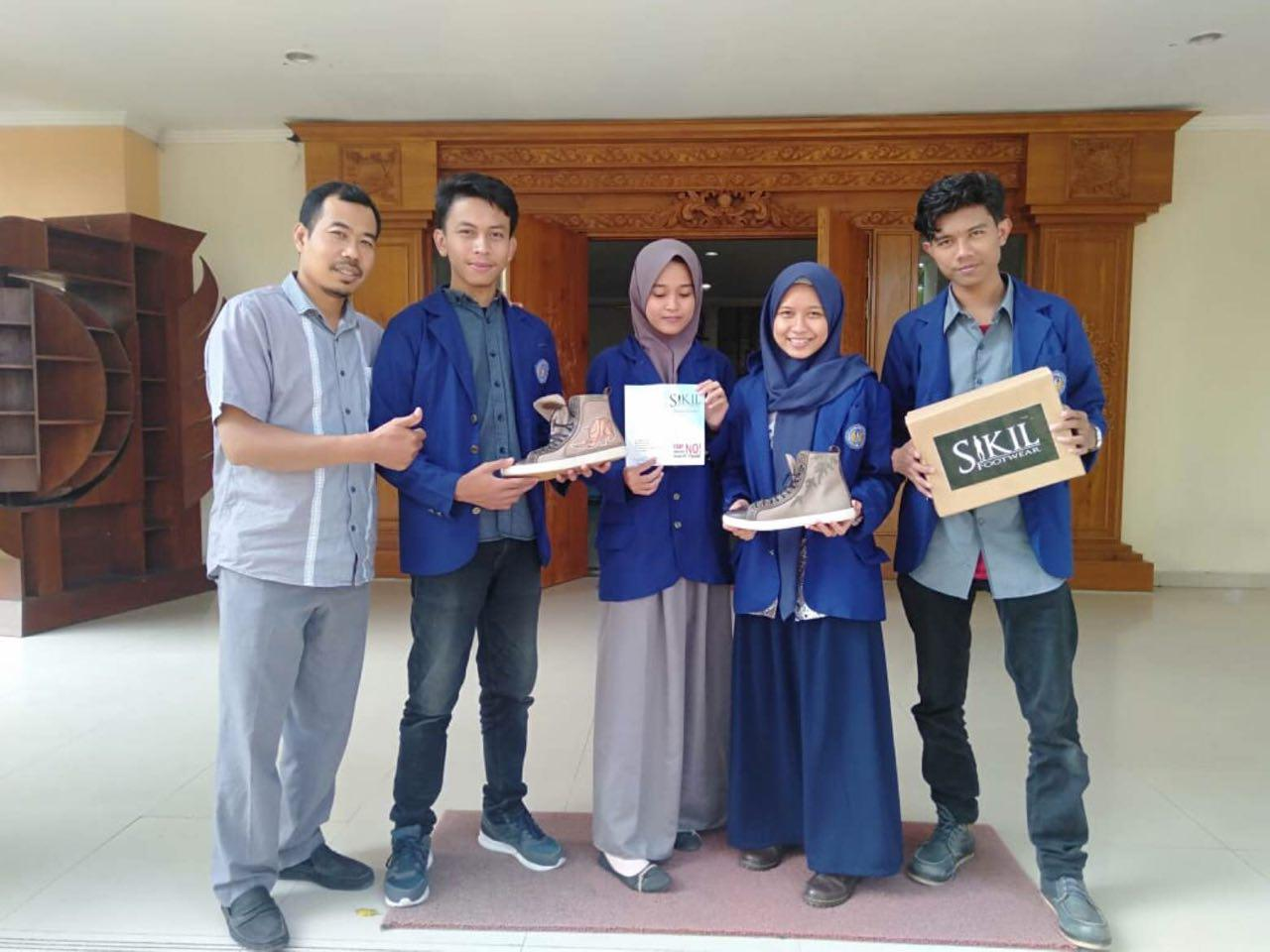 Mahasiswa UNY Olah Limbah Kulit Jadi Sepatu Bermotif Hewan Langka