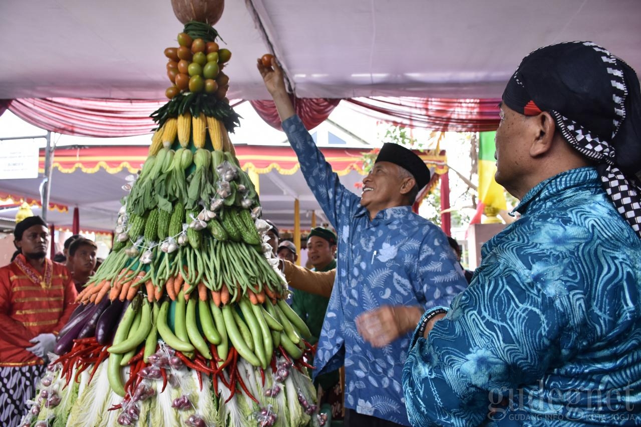 Gelar Budaya Desa Nogotirto, Bupati Ikut Merayah Gunungan Gelar Budaya Desa Nogotirto, Bupati Ikut Merayah Gunungan