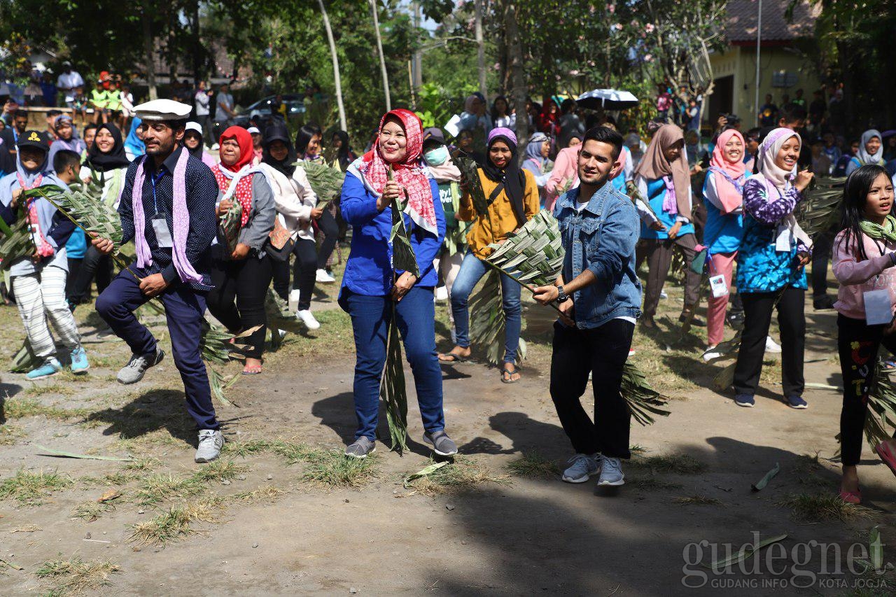 Ratusan Orang Flashmob Njathil Pakai Daun Salak Ratusan Orang Flashmob Njathil Pakai Daun Salak