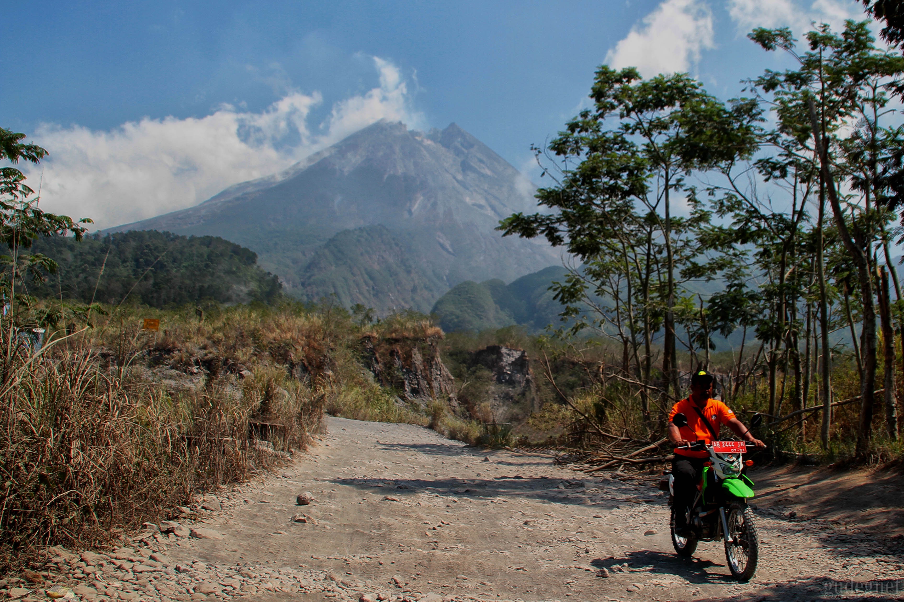 Erupsi, Merapi Letuskan Kolom Awan Panas Setinggi 3 Kilometer Erupsi, Merapi Letuskan Kolom Awan Panas Setinggi 3 Kilometer